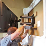 Как повесить телевизор на стену